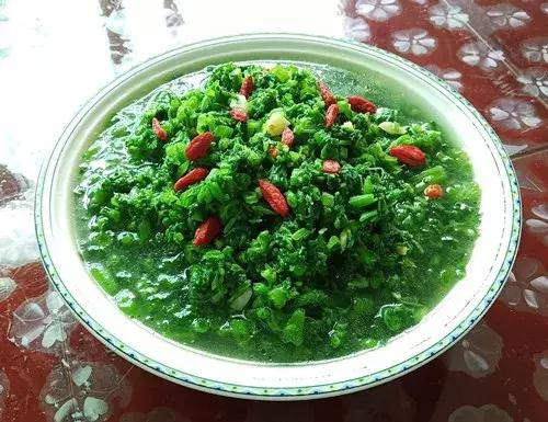 菜農(nóng)種植無需噴農(nóng)藥的蔬菜，不僅栽培簡單、而且效益高